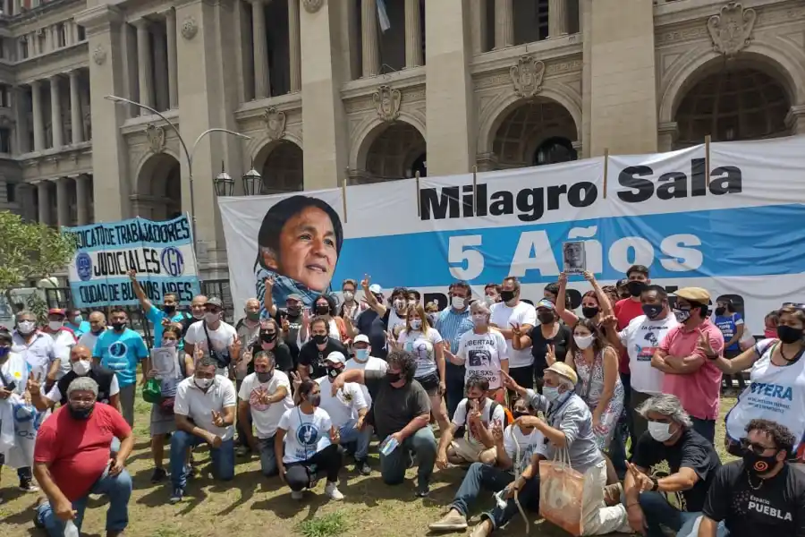 En reclamo por la liberación de Milagro Sala, lanzaron bolsas de basura en Tribunales