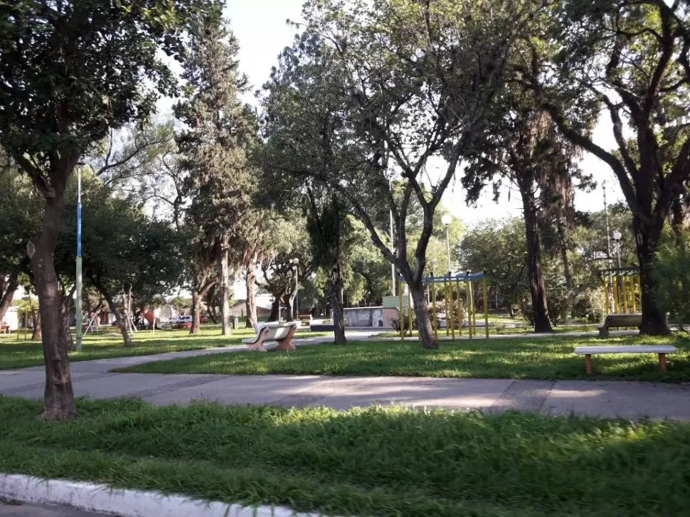 LA CONTRACARA. Los vecinos coinciden en que la plaza Eva Perón es un espacio donde se sienten seguros. 