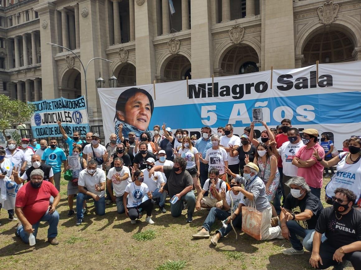 En reclamo por la liberación de Milagro Sala, lanzaron bolsas de basura en Tribunales