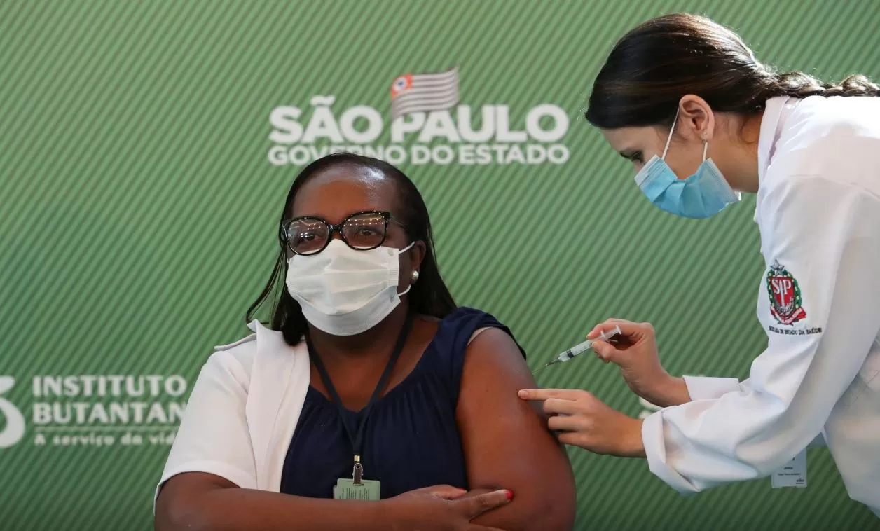 La enfermera Monica Calazans, de 54 años, recibe la vacuna contra la enfermedad del coronavirus de Sinovac. REUTERS