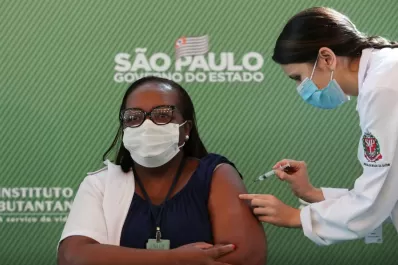 Coronavirus: Brasil aprobó el uso de emergencia de las vacunas de Oxford-AstraZeneca y SinovacLa