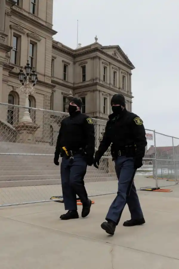VIGILANCIA. Policías patrullan en el Capitolio de Michigan, Estados Unidos, para prevenir las protestas que se esperan el domingo en la ciudad.