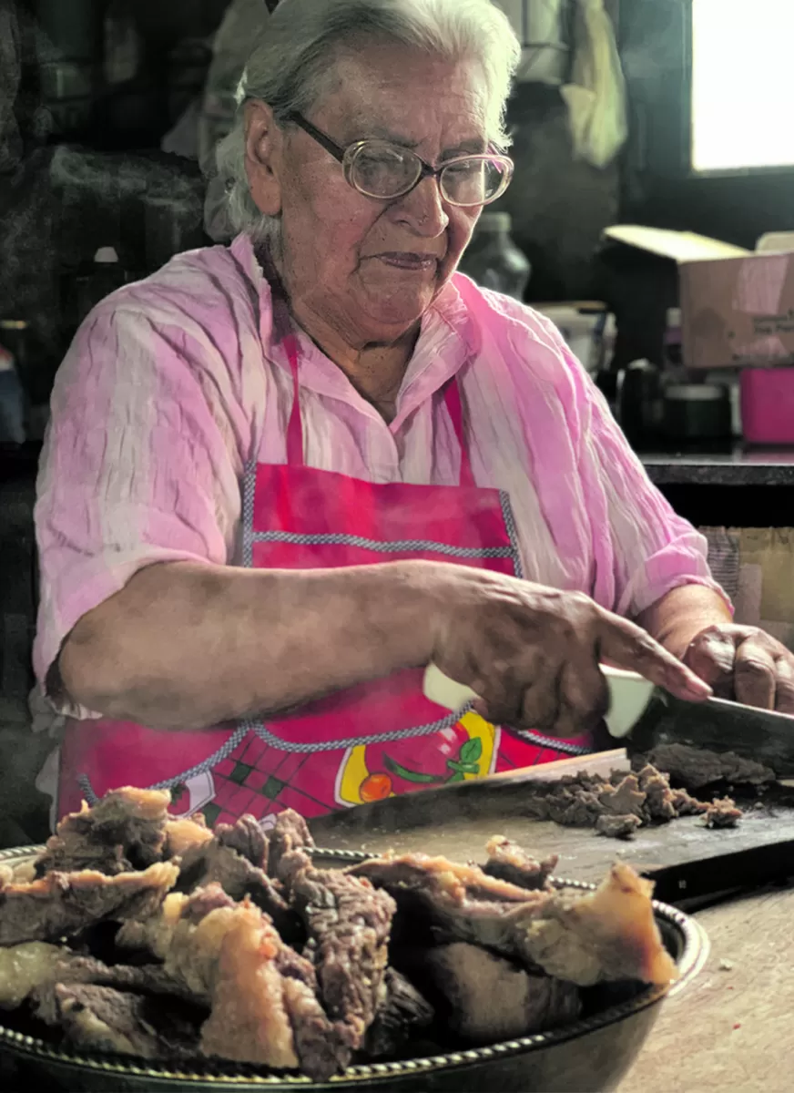 DE LA MAÑANA A LA NOCHE. Doña Juana pasa la jornada elaborando sus célebres empanadas y humitas.