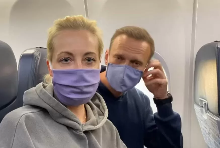 Alexéi Navalny antes de despegar el avión desde Alemania junto a su pareja Yulia . Foto de Instagram/navalny