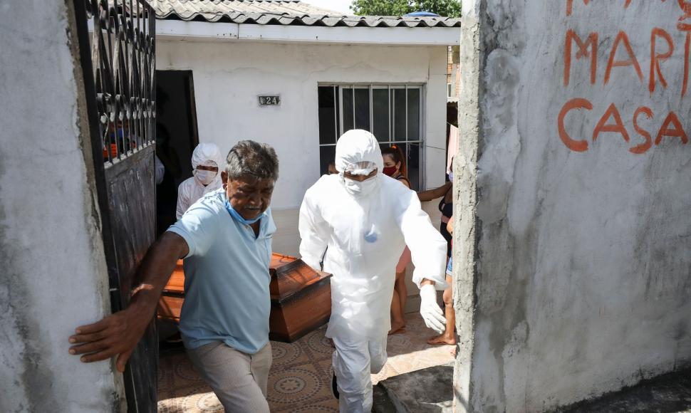 MANAOS, BRASIL. Adamor Mendoca (75) murió de covid-19 luego de no conseguir lugar ni oxígeno en ningún hospital de la ciudad. Trabajadores, con ropa de protección, se llevan el cadáver en un cajón.