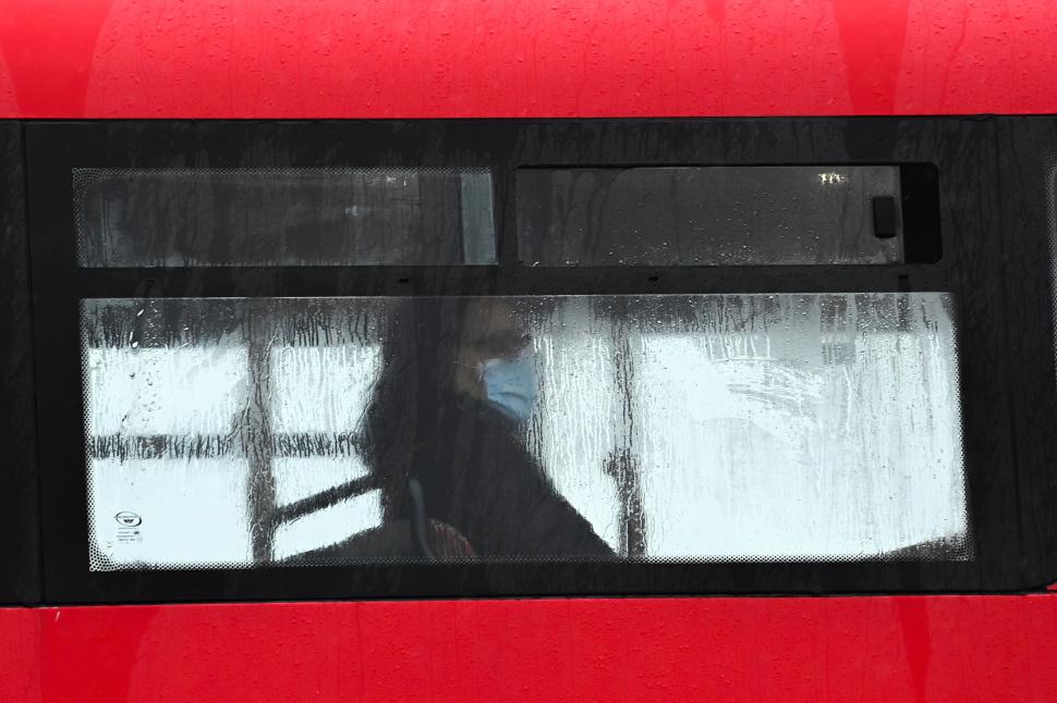 REBROTE. La pasajera de un ómnibus viaja con su barbijo, en medio de las restricciones impuestas por la propagación de la nueva cepa en Reino Unido.