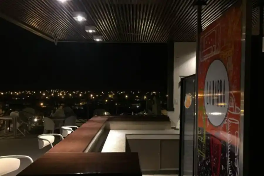 PAISAJE NOCTURNO. El bar panorámico, con vista a la ciudad, se destaca en el hotel Siglo Sexto.