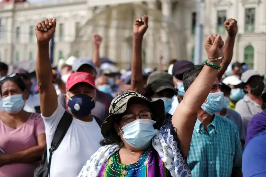 CONMEMORACIÓN. Veteranos de la guerra civil de El Salvador participaron de una manifestación para conmemorar el 29° aniversario de la guerra. Numerosas personas, con barbijo, levantan sus manos al cielo en la plaza Gerardo Barros, de la capital salvadoreña.