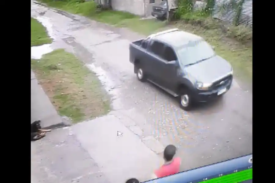 Camioneta en la que huyeron los ladrones