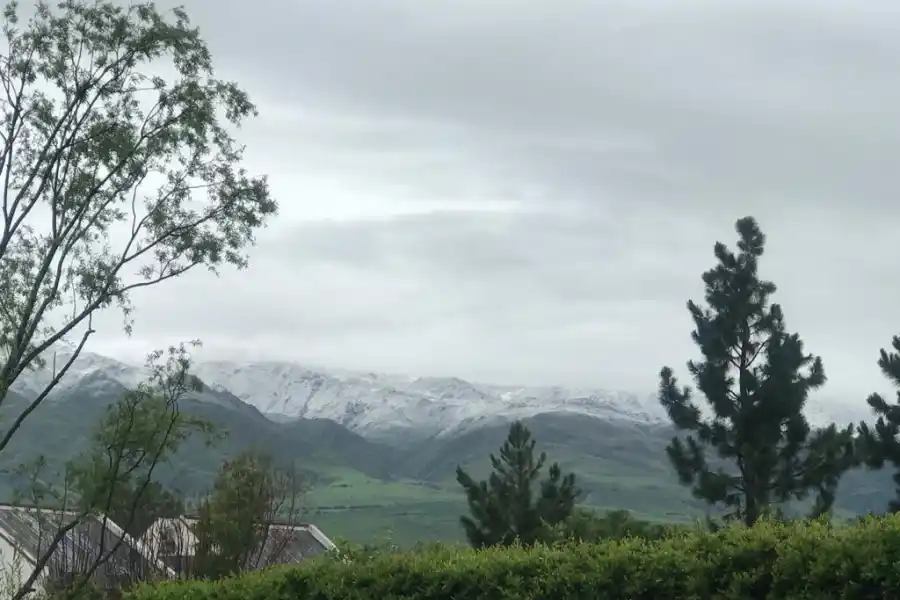 Sorpresa en Tafí del Valle en pleno verano: las cumbres del cerro Muñoz se tiñeron de blanco