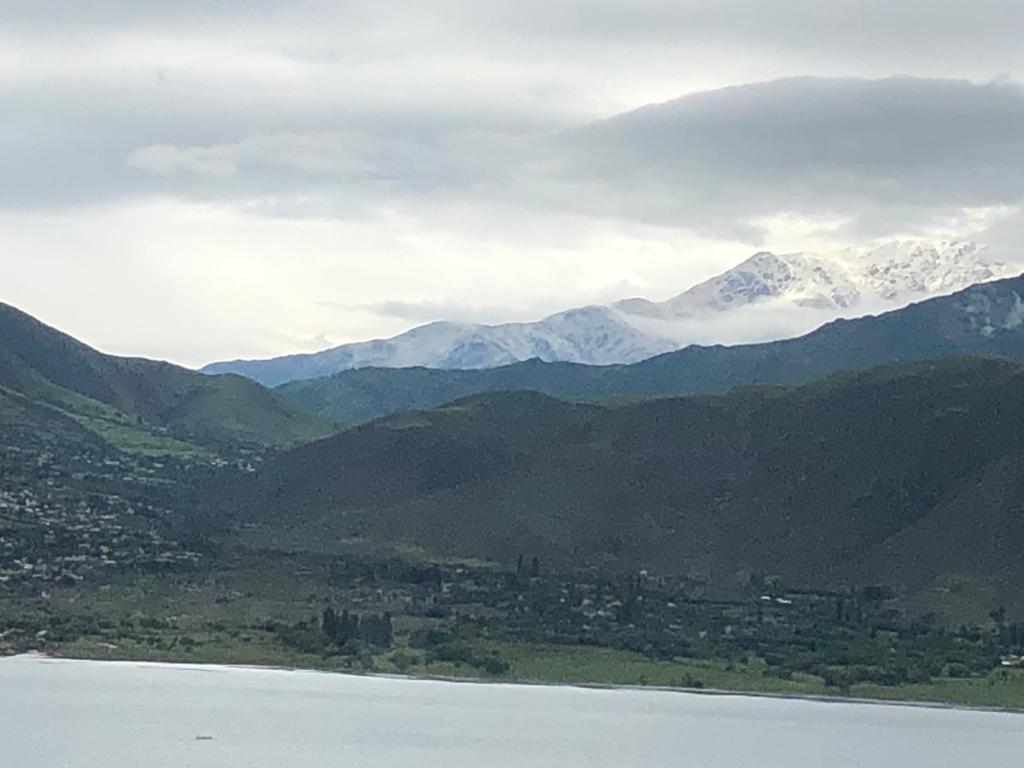 Sorpresa en Tafí del Valle en pleno verano: las cumbres del cerro Muñoz se tiñeron de blanco