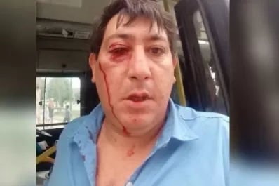 Chofer iba con el colectivo lleno y no dejó subir a una chica: lo atacaron a pedradas