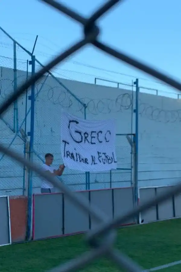 DUELO REPETIDO. Lucas Diarte y Julián Marchioni chocaron casi todo el partido. En el final, el delantero marcó el 2-2. 