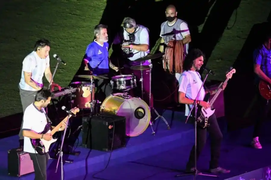   PELEA EN LAS ALTURAS. Zambrano y el resto de los defensores contuvo bien a Banfield hasta el minuto 96 cuando soltó a Luciano Lollo, quien anotó el empate. reuters