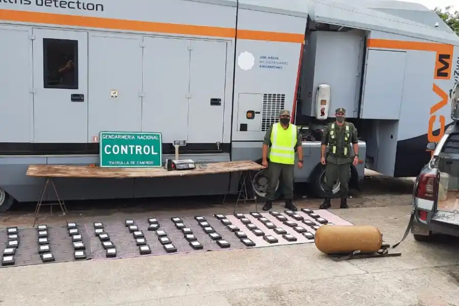 RESULTADO DEL OPERATIVO. La droga era transportada en una camioneta. Foto: Prensa Gendarmería