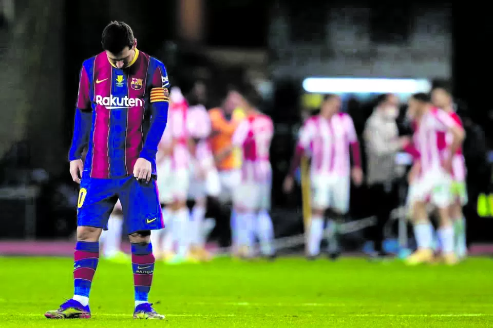 NO LO PUEDE CREER. Messi se fue expulsado por primera vez en 753 partidos oficiales con el primer equipo de Barcelona. Una clara muestra de su frustración. 