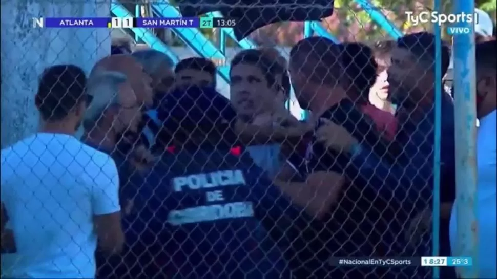 UN TRAGO AMARGO. Favio Orsi fue expulsado y luego fue agredido por un polícia que no lo dejaba ver el partido. 