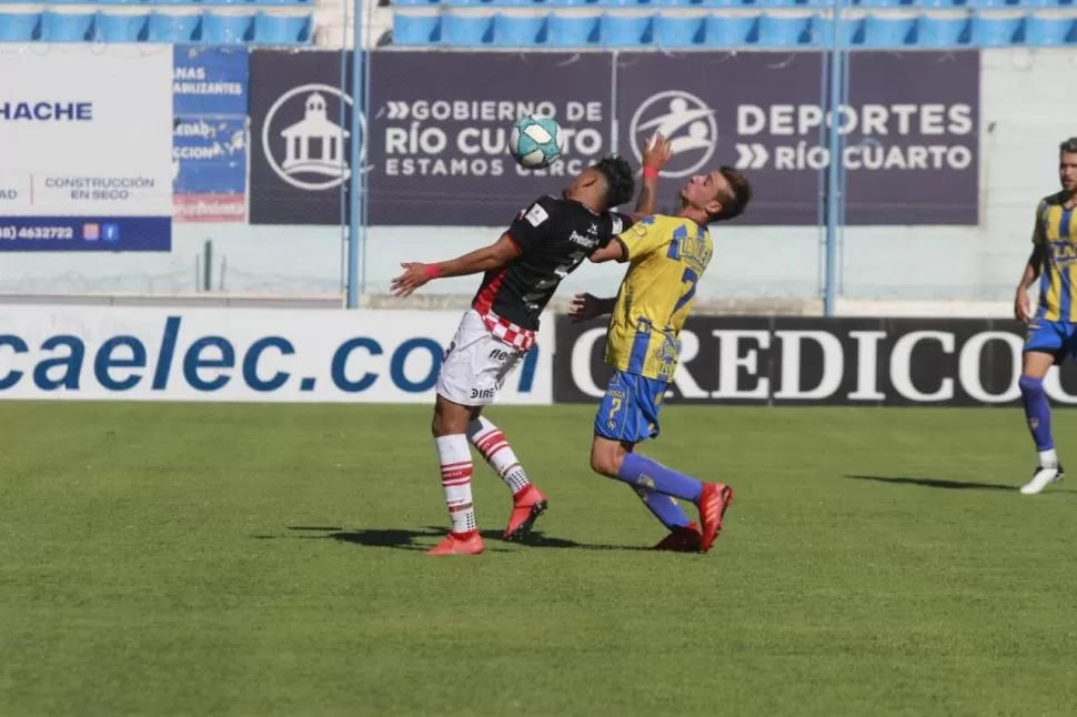 DUELO REPETIDO. Lucas Diarte y Julián Marchioni chocaron casi todo el partido. En el final, el delantero marcó el 2-2. 
