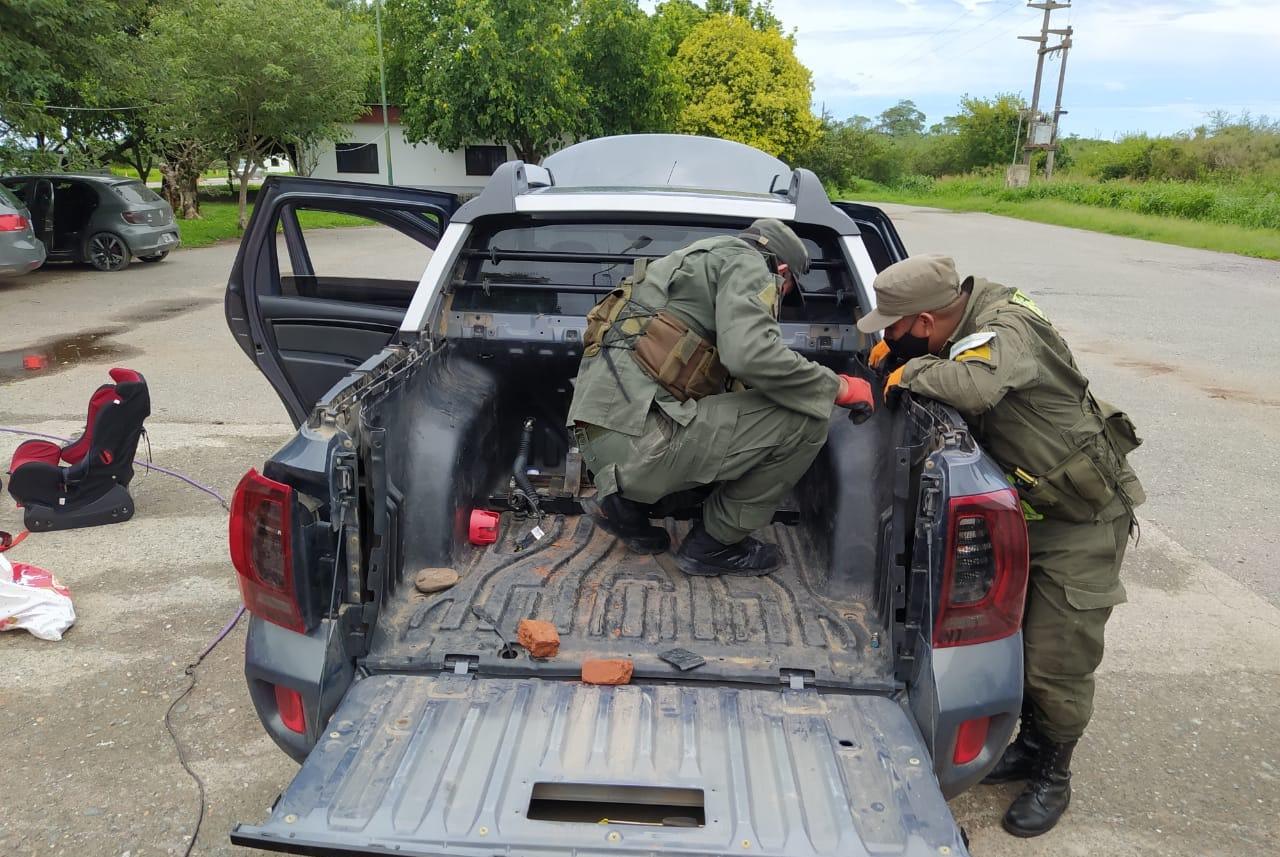INSPECCIÓN. Dos efectivos revisan el vehículo. Foto: prensa Gendarmería