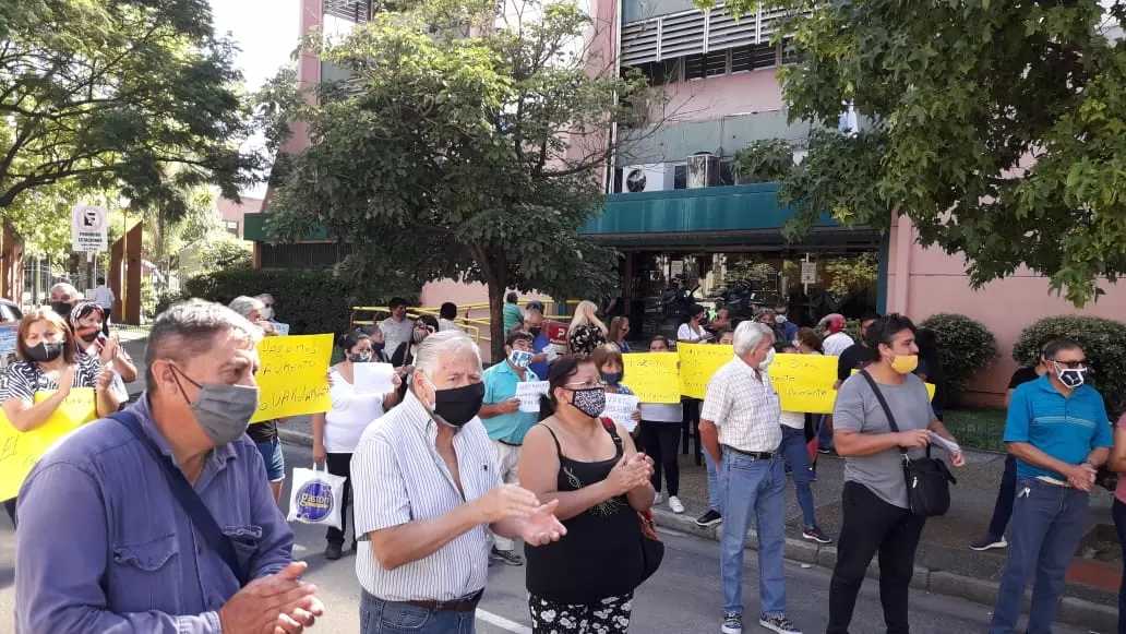 FRENTE A EDET. Usuarios y organizaciones protestan contra la suba de la luz. Foto: LA GACETA / Roberto Espinosa