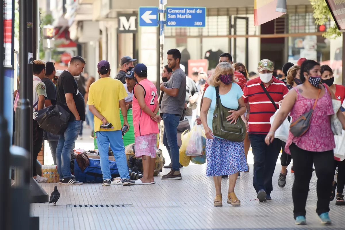 UNOS SÍ; OTROS NO. En las calles tucumanas se observa que parte de la población ha relajado las prevenciones.