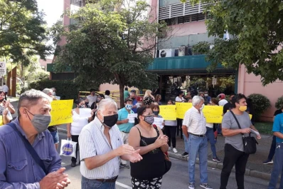 Contra el “tarifazo” del 37%: protestas frente a la sede de EDET