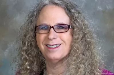 Joe Biden nombra a una mujer transgénero como subsecretaria de Salud