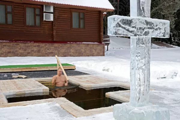 Por qué Putin se sumergió en el agua helada a -14 grados