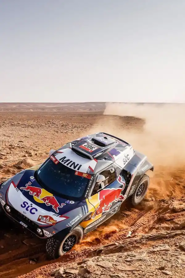 GIGANTES DE PIEDRA. El libanés Akl Yazbeck se adjudicó su primer “Emilie Poucan” con una estupenda imagen de un vehículo atravesando los enormes picos rocosos.