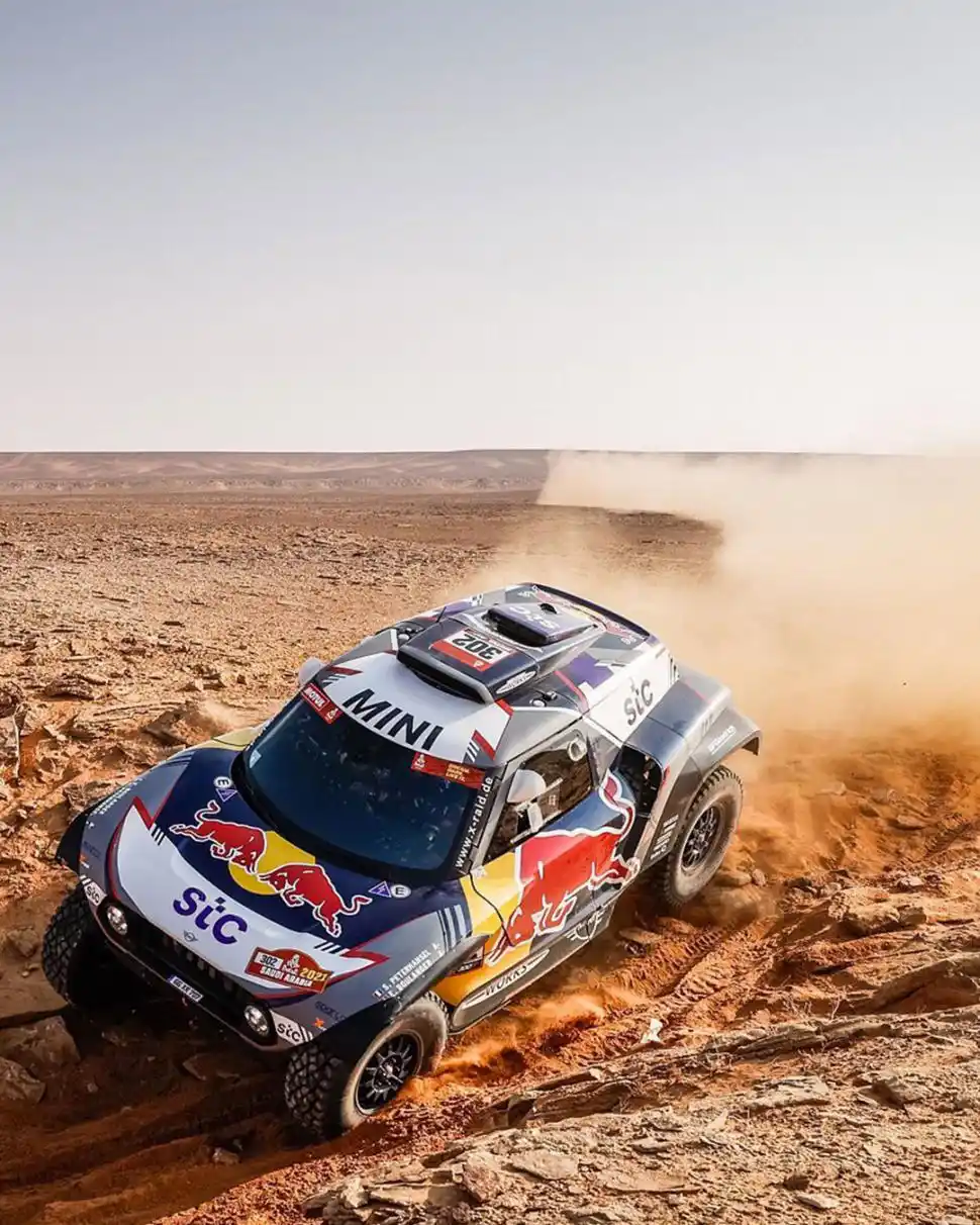 GIGANTES DE PIEDRA. El libanés Akl Yazbeck se adjudicó su primer “Emilie Poucan” con una estupenda imagen de un vehículo atravesando los enormes picos rocosos.