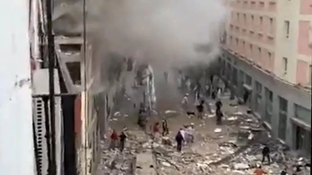 Alerta en Madrid: dos personas murieron tras una fuerte explosión de un edificio en pleno centro 