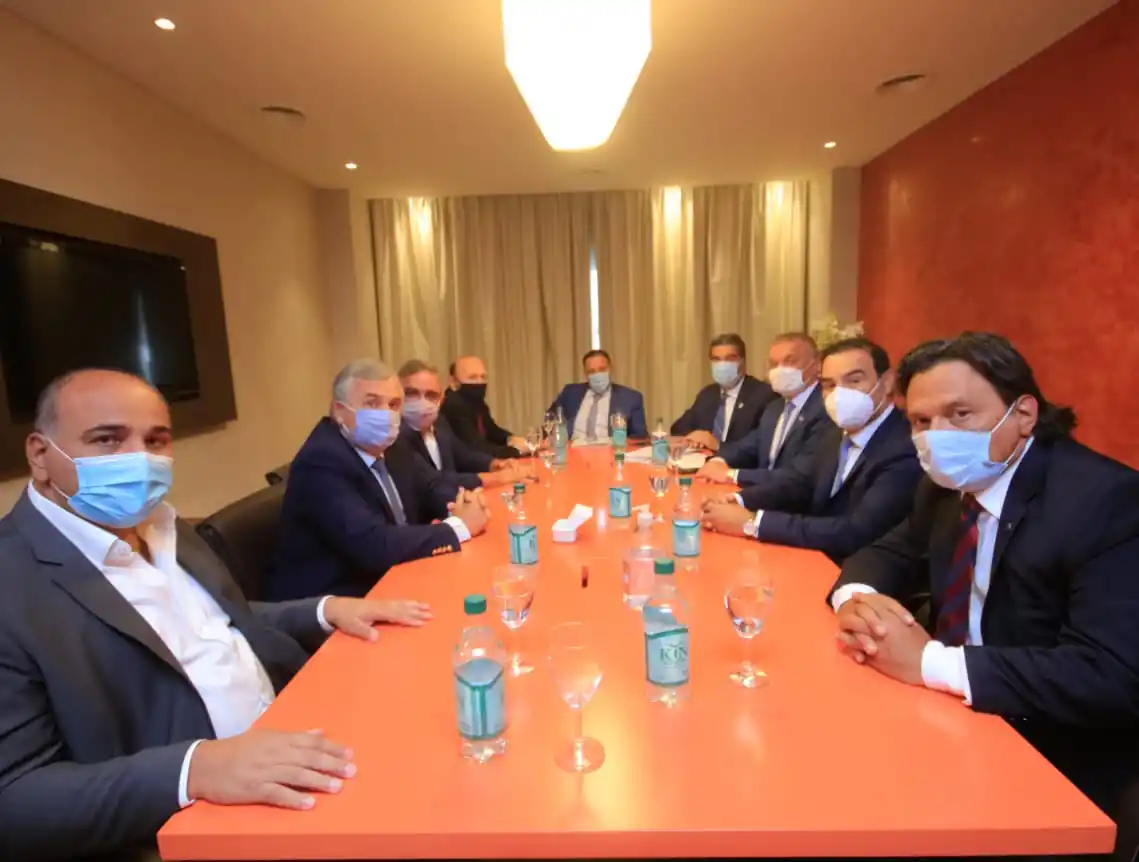 EN LA PREVIA. Manzur y los demás gobernadores dialogan antes de la reunión del Norte Grande. Twitter: @JuanManzurOK