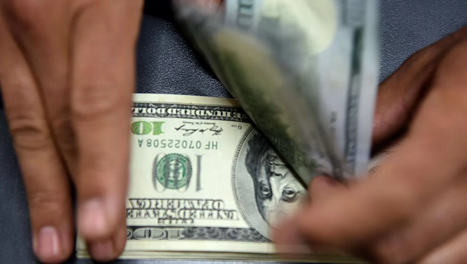 El dólar blue vuelve a bajar y se negocia en $ 156