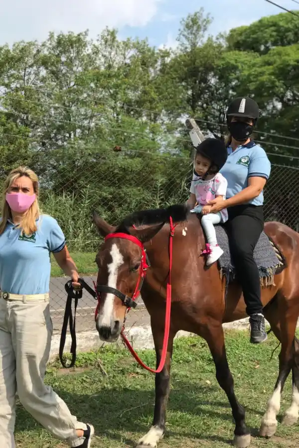 COMPROMISO AL 100%. Los más pequeños siempre son acompañados por dos personas, incluso hasta tres para su seguridad. 