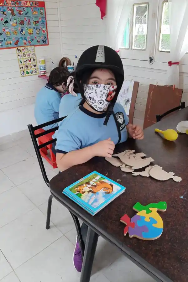 FELICIDAD PURA. Con el cumplimento de los respectivos protocolos, los más chicos pueden distenderse en el taller de arte, mientras esperan que su caballo esté preparado para montarlo.