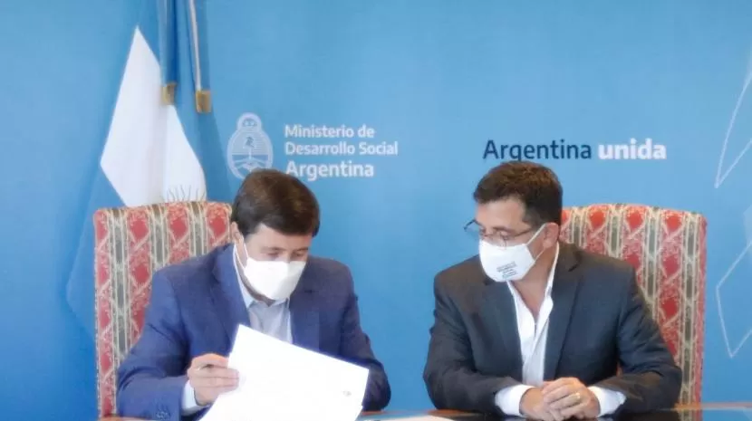 CONVENIO. Arroyo y Yedlin firmaron un acuerdo para la ejecución de obras en barrios populares.
