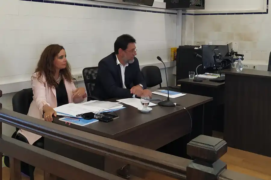El fiscal Carlos Martín Amad y la auxiliar fiscal Josefina Vargas preparan su exposición para la audiencia de control de detención ante el juez Bavio. Foto Unidad Fiscal Salta