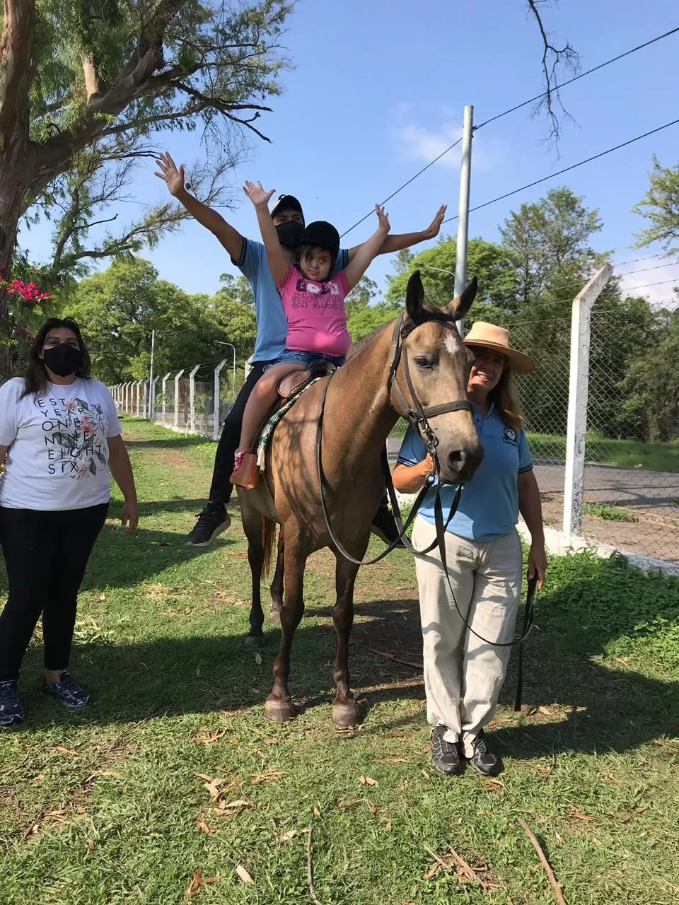 UN FIEL COMPAÑERO. El caballo cambió la forma de ver la vida de los chicos que asisten al centro de rehabilitación y de su directora, Rossana Pérez (derecha).