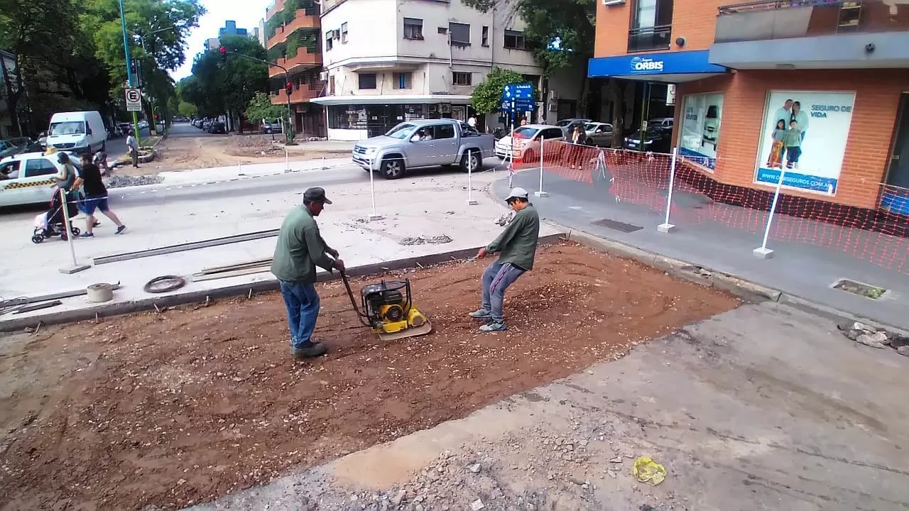 Sigue cortado el tránsito en la esquina de Salta y Corrientes por tareas de repavimentación