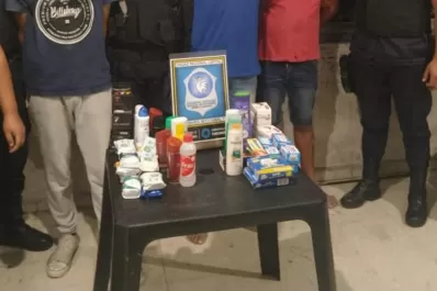Fueron detenidos cuando robaban en un miniservice