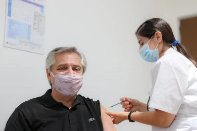 El Presidente recibió la primera dosis de la vacuna rusa contra el coronavirus