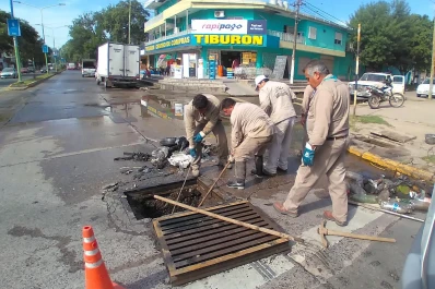 Piden a los vecinos no arrojar residuos en la vía pública para evitar obstruir alcantarillas
