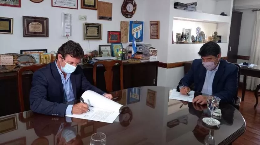 Acevedo y Sanchez firmaron un convenio.