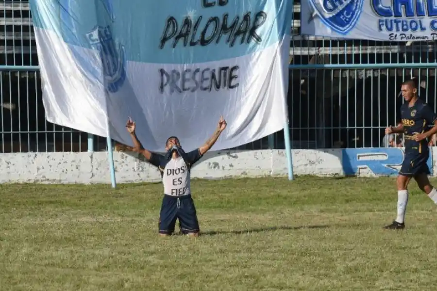  FESTEJO. Alexis Braco ya marcó de penal y celebra el gol de un modo especial.  