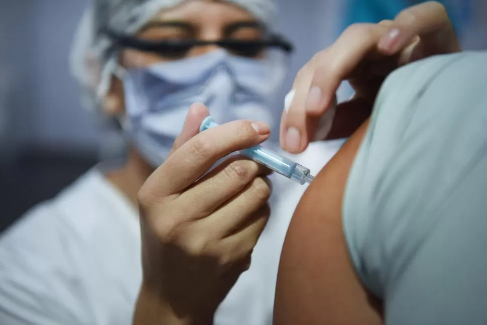 OTRA DOSIS. Ayer continuó la aplicación del segundo componente de la vacuna rusa en el área sanitaria. 