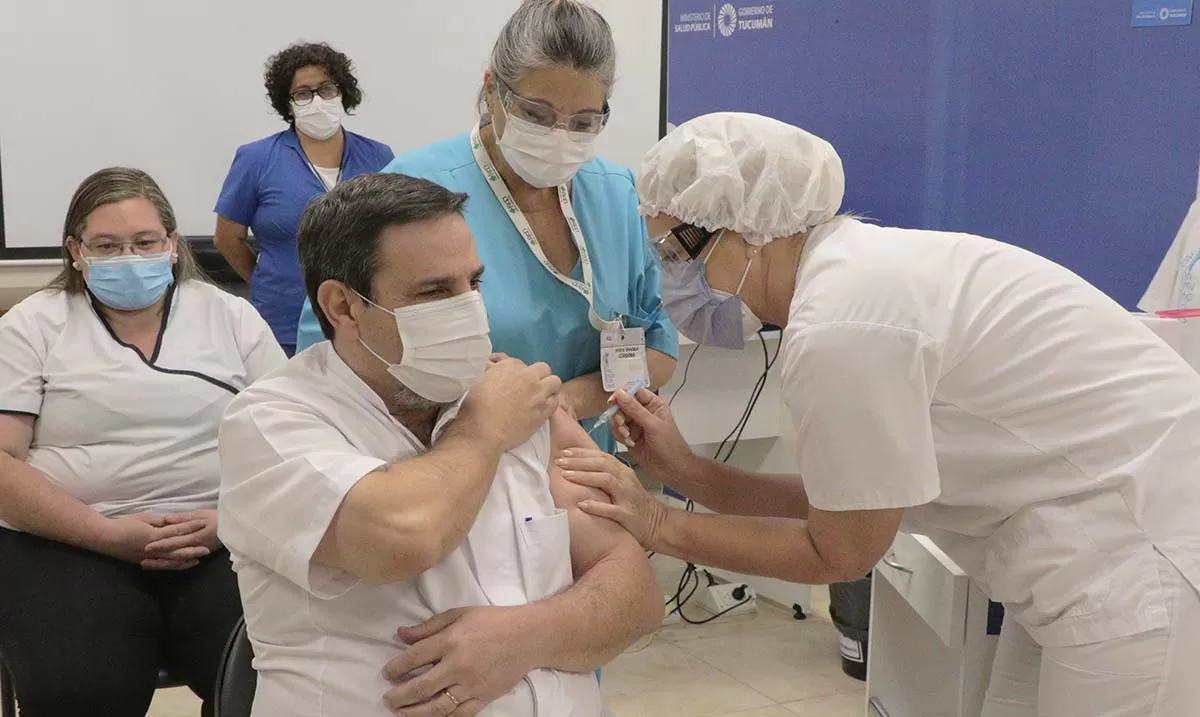 SEGUNDA DOSIS. Medina Ruiz también recibió la vacuna. FOTO DEL MINISTERIO DE SALUD DE LA PROVINCIA 