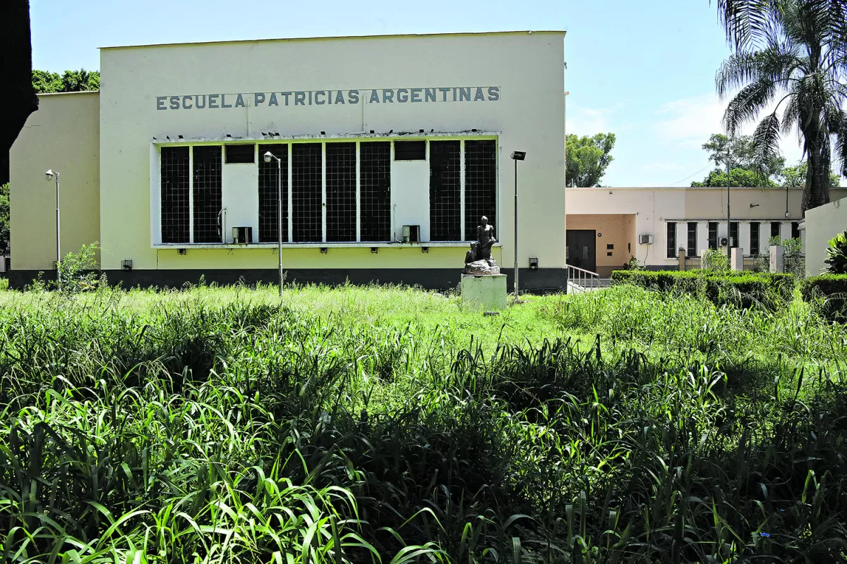 UN AÑO SIN CHICOS CORRIENDO POR LOS JARDINES. El pasto alto en la escuela Patricias Argentinas, en Mate de Luna al 2.000, es fiel testimonio de que la soledad ha ganado hasta los jardines durante la cuarentena de la covid-19. 