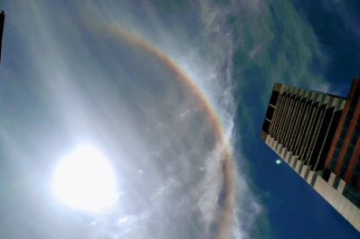 Fenómeno en Tucumán: ¿por qué se conformó una especie de arcoíris alrededor del sol?