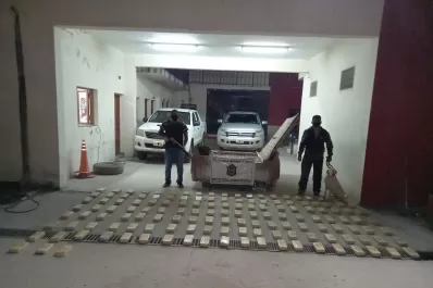 Debajo de la caja de una camioneta encontraron más de 146 kilos de cocaína