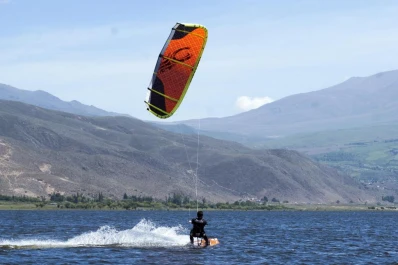 Aficionados se reúnen en el dique La Angostura para practicar kitesurf